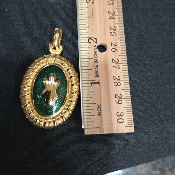 Burberry Necklace Pendant Pearl Enhancer Green Enamel Gold Tone Estate  find - Picture 5 of 5